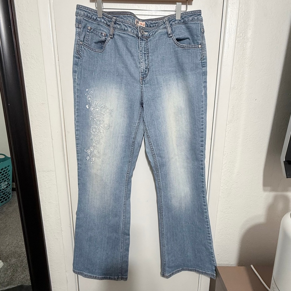 Faded Glory Missy Stretch Bootcut Jeans Medium Wash Floral Embroidered Size 18